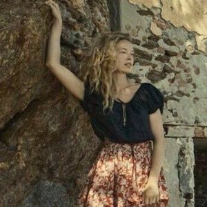 Doen Hera top in black